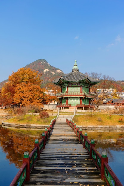 Herfstseizoen van Gyeongbokgung-Paleis in Seoel, Zuid-Korea.