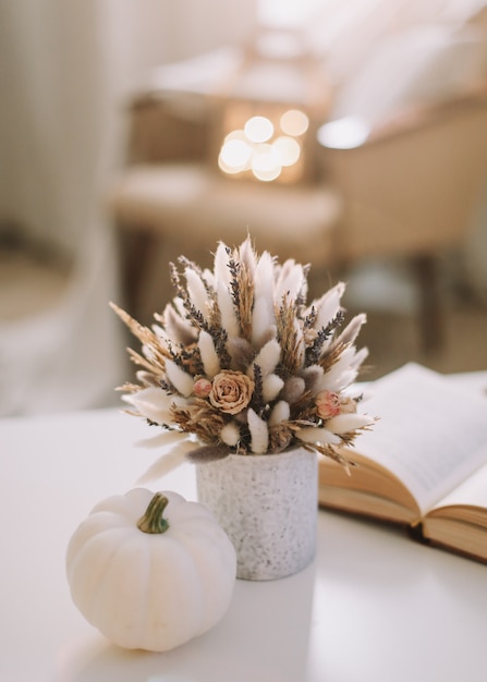 Herfststilleven met een koffiekopje bloemenboek en pompoen Hygge lifestyle gezellige herfststemming