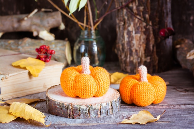 Foto herfststilleven met een pompoen en gevallen bladeren