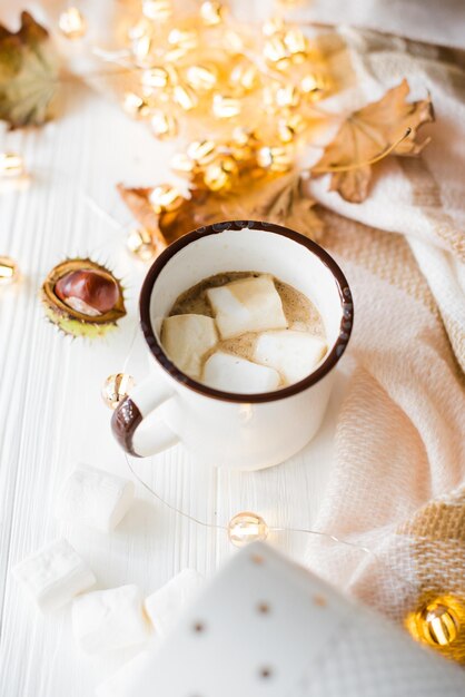 Herfststilleven met gele bladeren koffie met marshmallows en