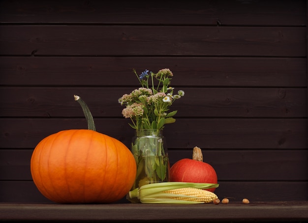 Herfststilleven met groenten en bloemen