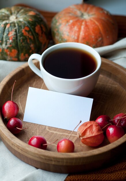 Herfststilleven met koffie, noot, pompoen, physalis en kleine rode appels