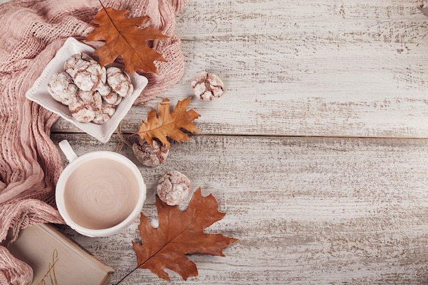 Herfststilleven met kop cacao en chocoladekoekjes