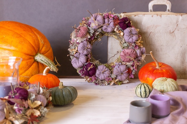 Herfststilleven met pompoenen en bloemen