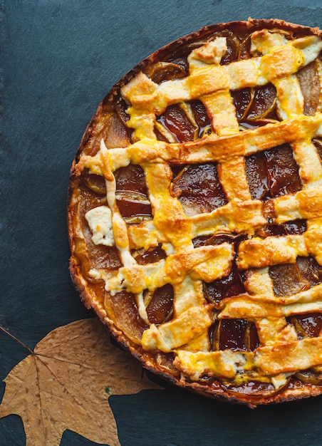 herfsttaart met appels en zandkoek bakken dessert snoep gezelligheid sfeer op een zwarte pagina