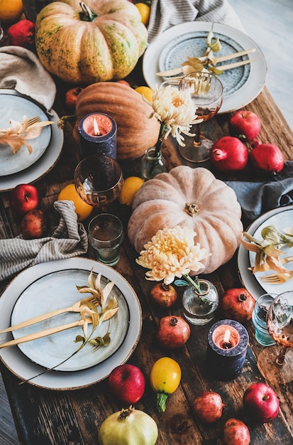 Herfsttafel setting voor Thanksgiving day party bovenaanzicht