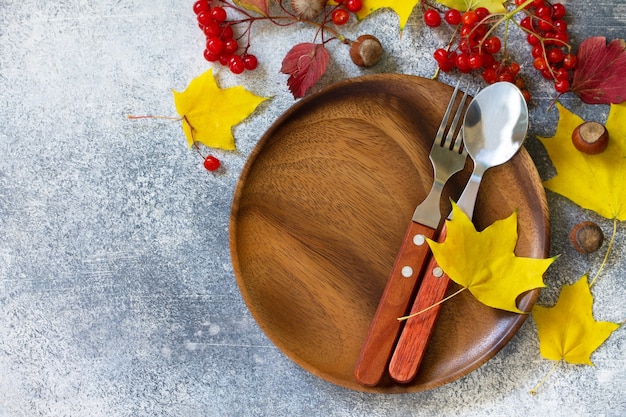 Foto herfsttafelopstelling thanksgiving- of herfstoogsttafelopstelling met rustiek zilverwerk bovenaanzicht