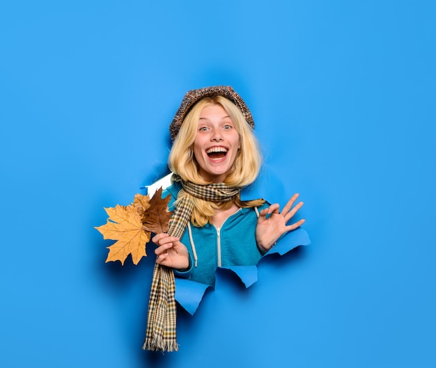 Herfsttijd schoonheid en mode blond meisje met ok teken seizoen herfstvakantie herfstkleding