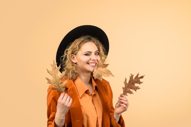 Herfstuitverkoop modetrends voor herfstherfstvrouwen in zwarte hoed herfstkleding en kleurtrends