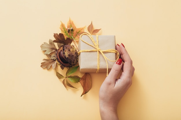 Herfstvakantie aanwezig. Liefdevolle verzorging. Geschenkdoos. Floral decor arrangement.