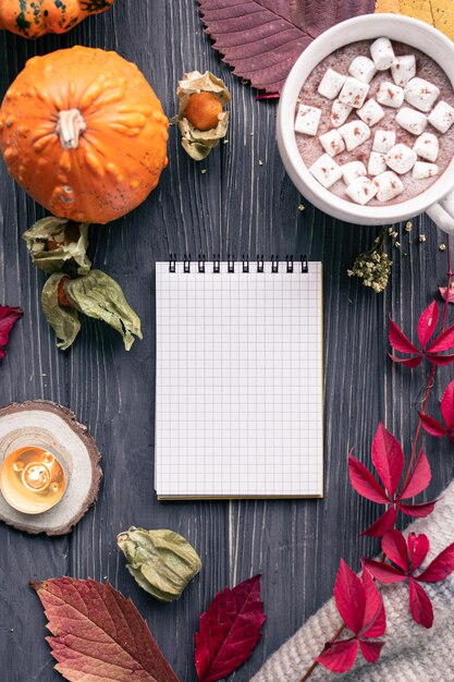 Foto herfstvakantie achtergrond met notebook mock up op herfst achtergrond