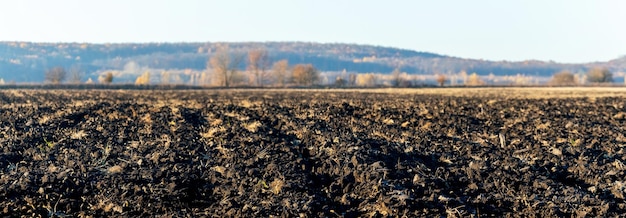 Herfstveld met geploegde grond bij zonnig weer