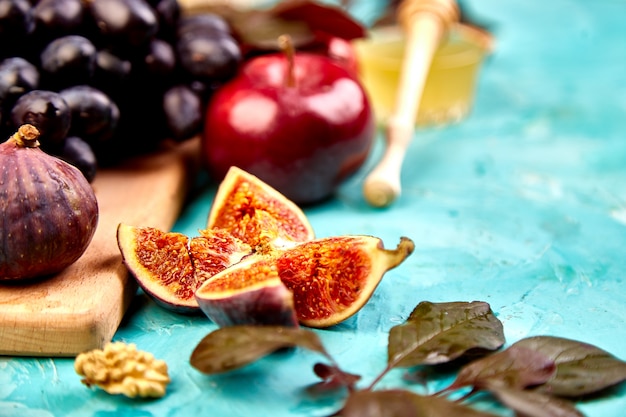 Herfstvoedselstilleven met seizoensfruitdruif, rode appels en vijgen.