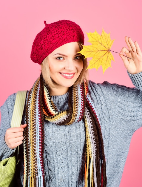 Herfstvrouw met esdoornbladeren vrouw met herfstblad geel esdoornblad vrouw met rode hoed houdt esdoorn vast