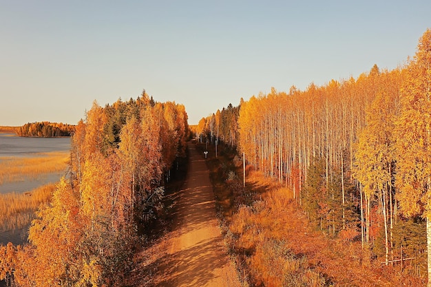 herfstweg bovenaanzicht, landschap in de herfst met drone