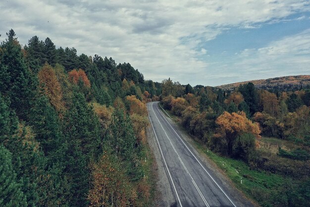 herfstweg bovenaanzicht, landschap in de herfst met drone