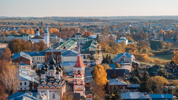 Herfstzicht op de stad Suzdal vanaf de klokkentoren