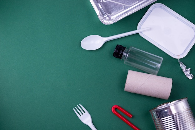 Hergebruik verminderen het recycle flat lay-concept met plastic, papier en polyethyleen afval. Sjabloonafbeelding met kopie ruimte.