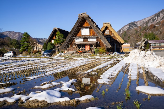 Heritage houten boerderij met water reflectie in het beroemde dorp van Japan.