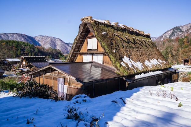 일본의 유명한 마을에 둘러싸인 눈이있는 헤리티지 목조 농가.