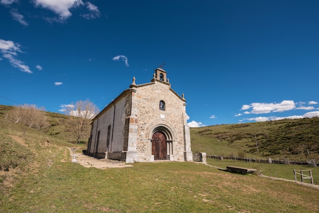 Foto eremo nelle montagne di palencia, castilla y leon, spagna.