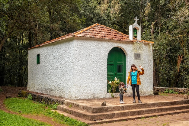 Foto hermitage van lourdes naast de cedro-stroom in het groenblijvende nevelwoud van garajonay national park la gomera canarische eilanden spanje