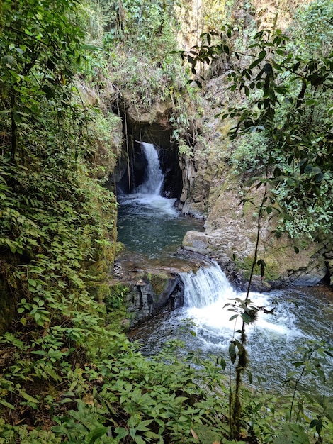 Photo hermosa cascada de agua natural en la region de cusco peru