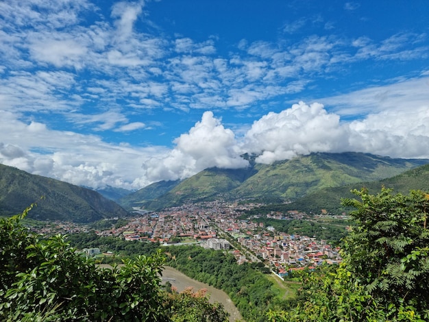 Hermosa ciudad de Quillabamba Peru rodeada de naturaleza