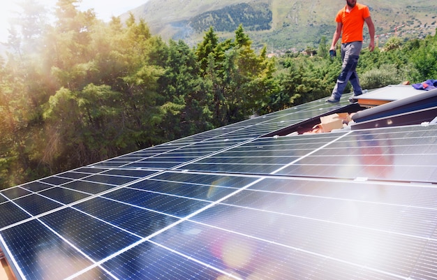 Hernieuwbaar energiesysteem met zonnepaneel op het dak