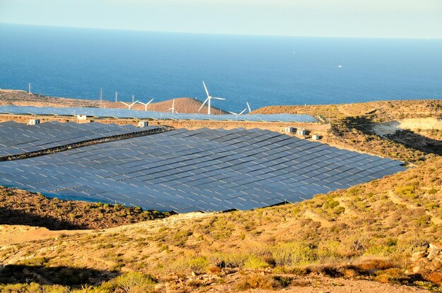 Hernieuwbare energie Concept zonnepanelen veld bij zonsondergang