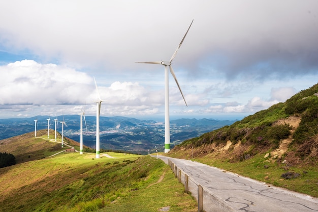 Hernieuwbare energie. Windturbines, eolic park in toneellandschap van Baskisch land, Spanje.