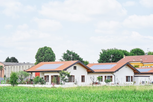 Hernieuwbare energiesysteem op dak van traditionele huizen in Italië, Europa. Moderne en mooie huizen