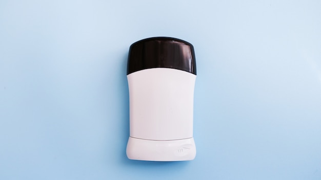 Hero deodorant of anti-transpirant op blauwe achtergrond