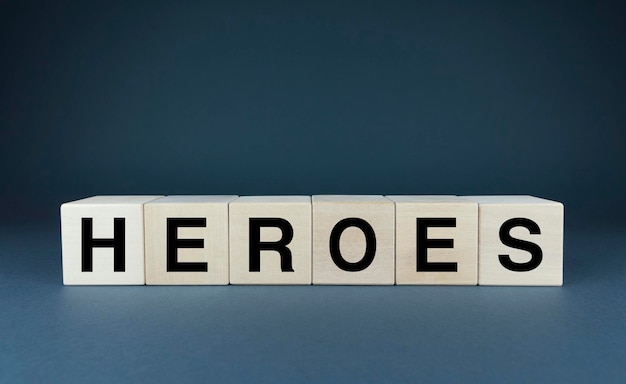 Heroes Cubes vormen het woord Heroes