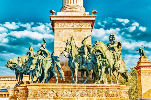 英雄広場-ハンガリーのブダペストにある主要な広場の1つで、マジャル人の7人の首長やその他の重要な国家指導者の像です。