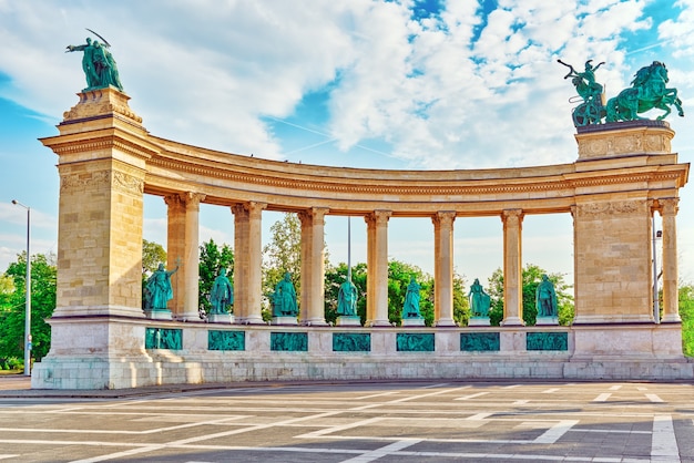 영웅 광장 - 헝가리 부다페스트의 주요 광장 중 하나이며 마자르 족의 일곱 족장과 기타 중요한 국가 지도자 동상입니다.