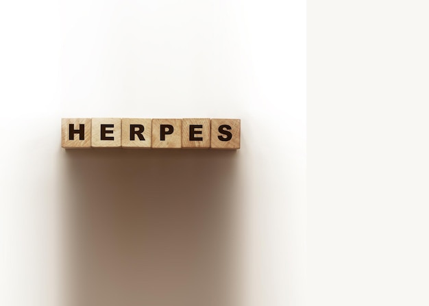 HERPES woord gemaakt met houten blokken op wit Gezondheidszorg concept