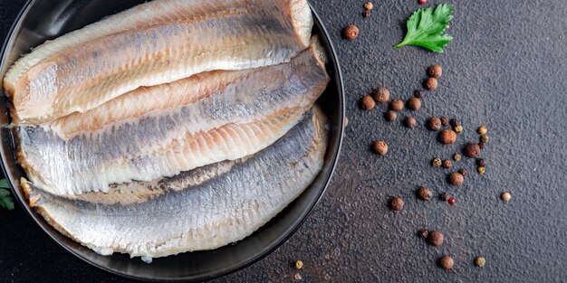 Фото Селедка, филе рыбы, свежие морепродукты, закуска на столе, копия пространства, еда, фон