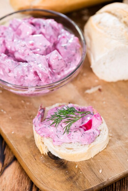 Foto insalata di aringhe su una baguette