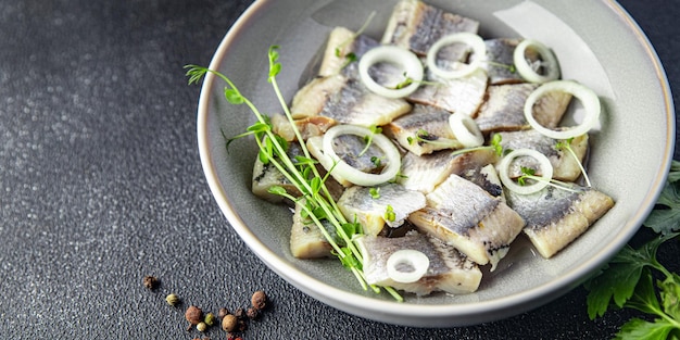 Сельдь соленая тарелка морепродукты рыбная мука еда закуска на столе копия космической еды