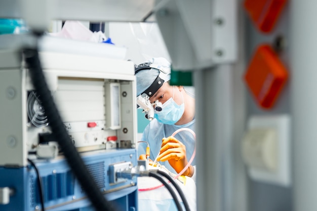 Hersenoperatie. Groep van chirurgen in operatiekamer met chirurgische apparatuur.