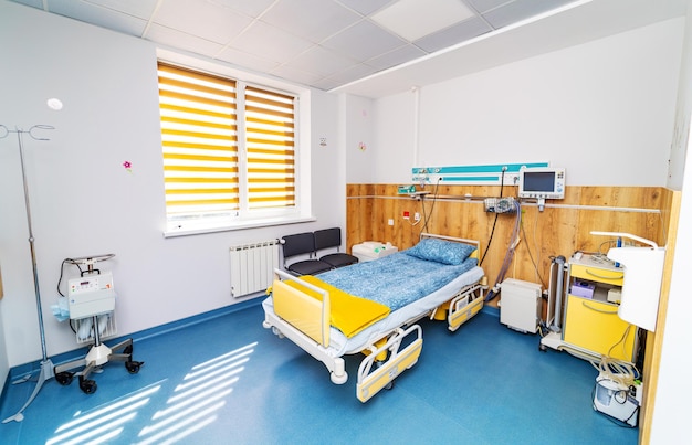 Herstelkamer met medisch comfortabel bed Lege ziekenhuis moderne slaapkamer