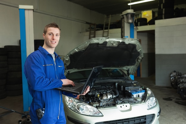 Hersteller die laptop in workshop met behulp van