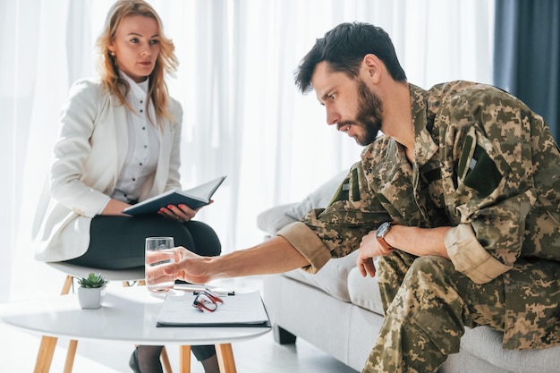 Herstelproces Soldaat heeft therapiesessie met psycholoog binnenshuis