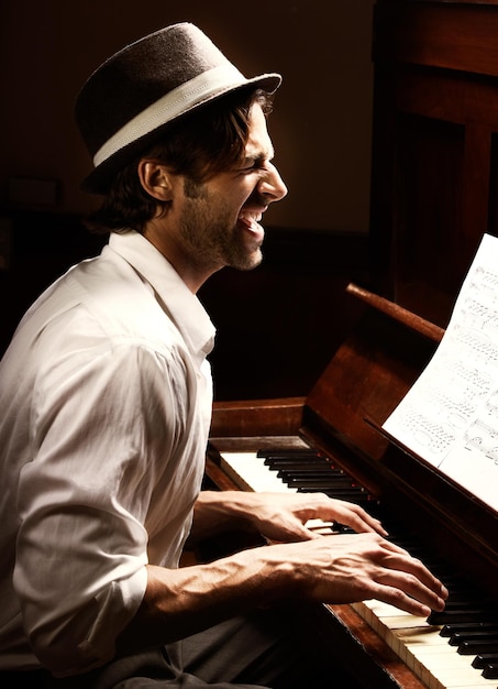 Photo hes got soul profile of a handsome man playing the piano