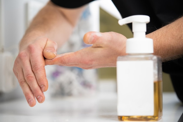 het aanbrengen en wrijven van het cosmetische product van de fles in de hand