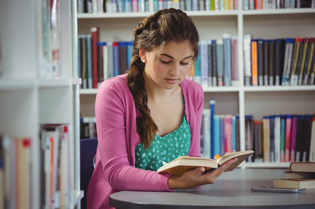 Het aandachtige boek van de schoolmeisjelezing in bibliotheek