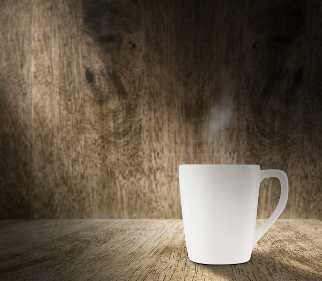 Het aansteken van venster met hete witte koffiekop in hardhoutruimte met onduidelijk beeld houten muur, malplaatje die inhoud toevoegen