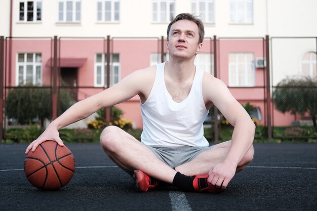 Het aantrekkelijke basketbal van de mensenholding en weg het kijken