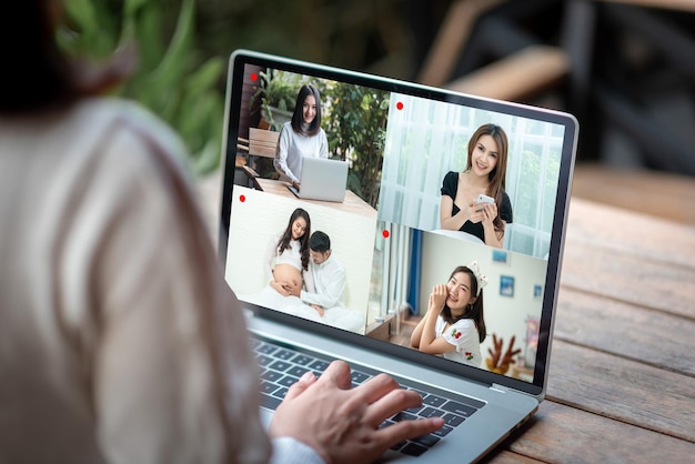 Het achteraanzicht van een vrouw die met een familielid praat die een laptop gebruikt voor online vergaderingen in een videogesprek Een groep slimme mensen die vanuit huis werken